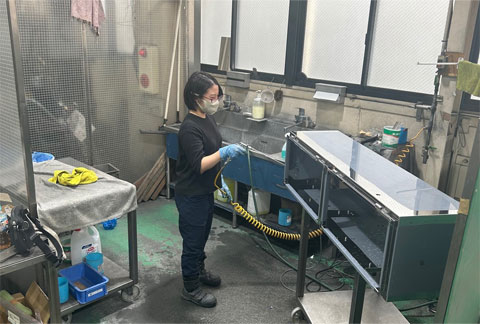 溶接後のコゲ取り作業